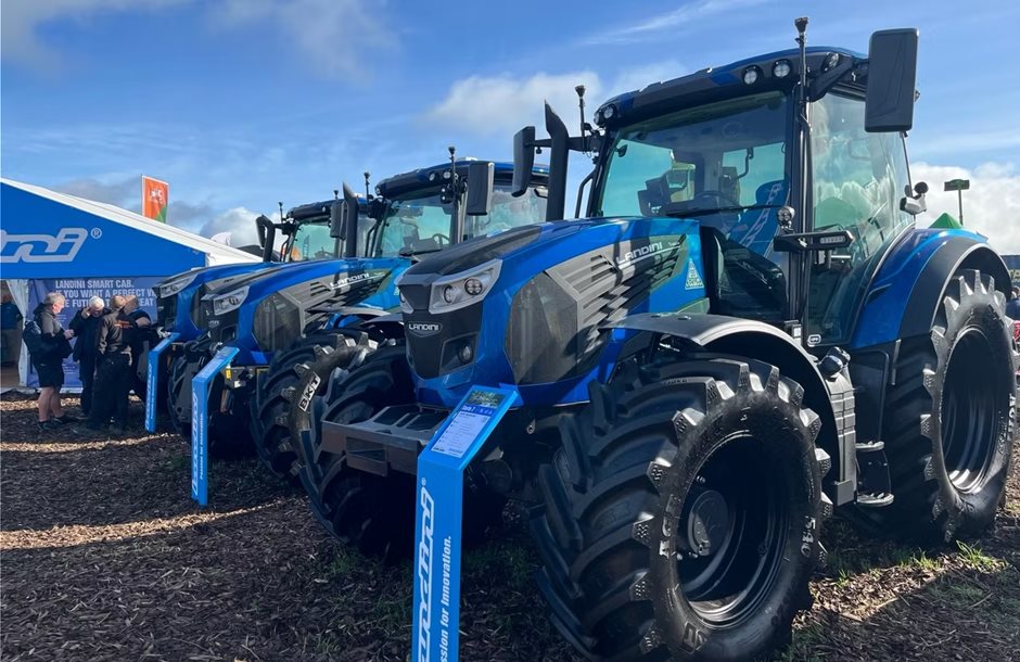 3-landinis-lined-up